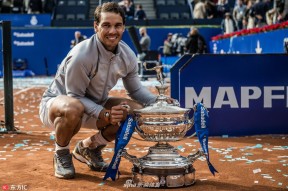 爱游戏体育下载-巴塞罗那篮球队训练开放日；赛前主帅复盘引观众欢呼；NBA季后赛在即；临场指挥获称赞的简单介绍